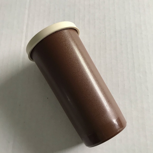 2 Tupperware Shakers - Picture 5 of 6